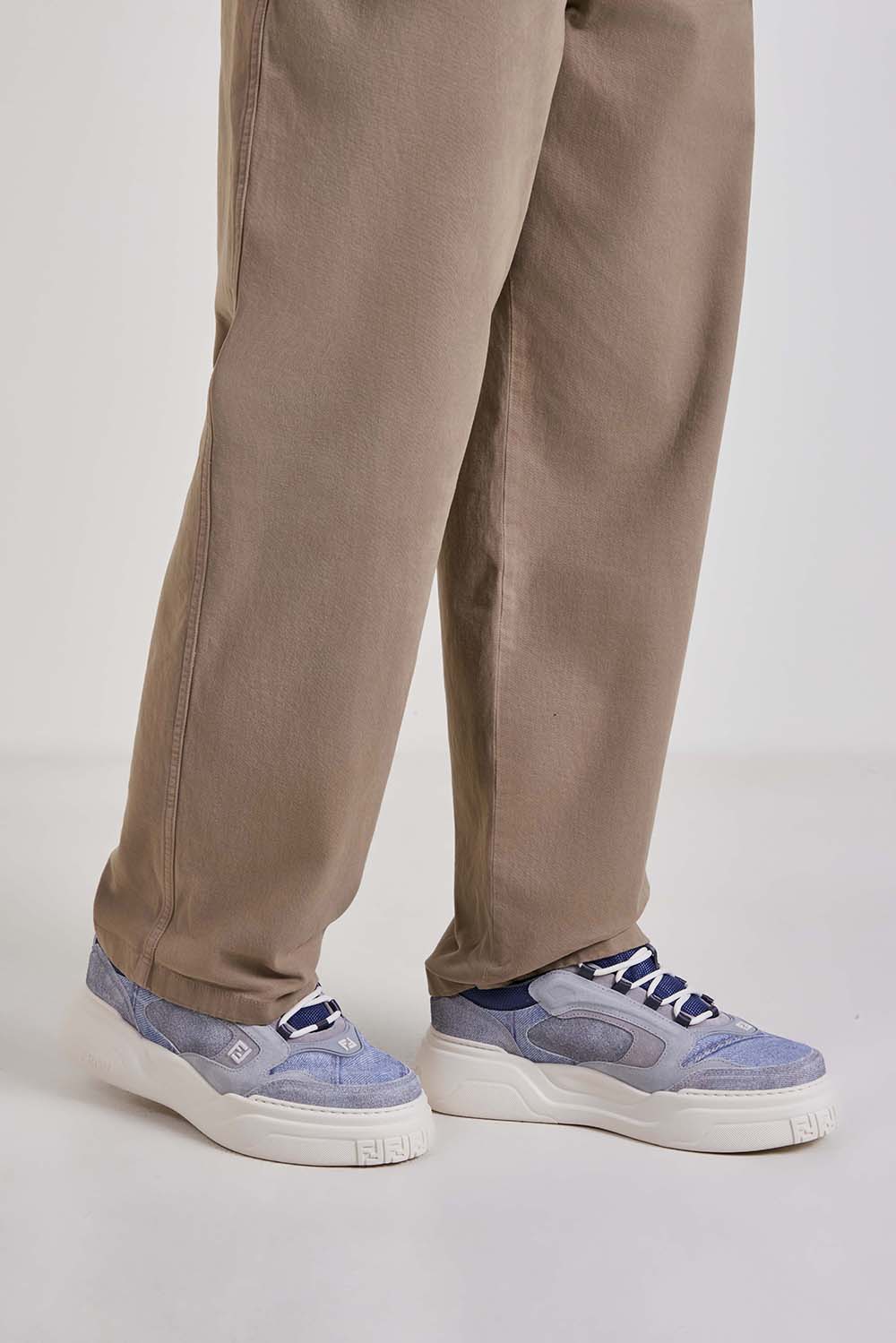 תמונת כל הלוק של נעלי סניקרס פורס